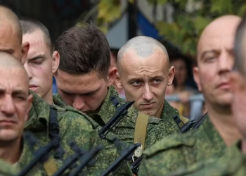 Kundërofensiva e Kievit/ Dëshpërimi prek burrat e Putinit, mijëra ushtarë telefonojnë linjën ukrainase për t’u dorëzuar