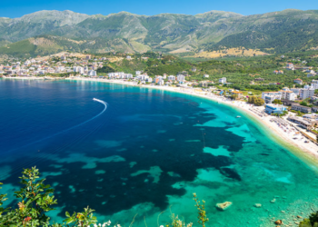 “Jo vetëm det por dhe…!”/ Grekët “dashurohen” me Shqipërinë, gazeta më e madhe jehonë turizmit tonë