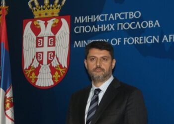 “Kërcënim për sigurinë kombëtare”/ Diplomati serb ndalet nga autoritetet, nuk i lejohet hyrja në Mal të Zi