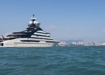 FOTO: Super jahti i një prej miliarderëve të Rusisë shfaqet në mënyrë misterioze në Hong Kong