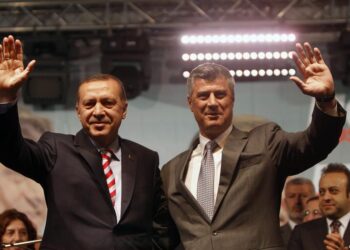 Me origjinë nga Shkupi/ Kryekëshilltari i Erdogan: Turqia ofroi garanci për gjykimin në liri të Hashim Thaçit