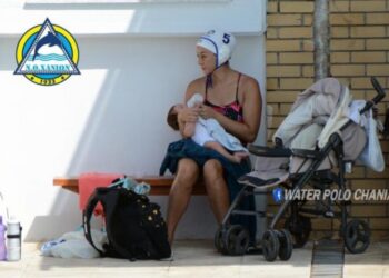 Vaterpol/ Notarja ushqen me gji beben pak javëshe gjatë pushimit të ndeshjes, foto e saj “shpërthen” rrjetin