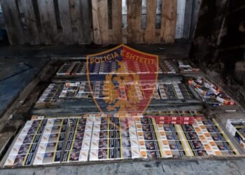 Kishte fshehur dhjetëra steka me cigare në dyshemenë e kamionit, arrestohet 44-vjeçari