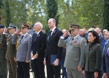 FOTO/ Lulzim Basha shfaqet pas protestës, Yuri Kim nuk “i ndahet” SPAK-ut