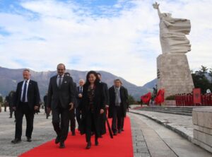 Ambasadorët e akredituar në Tiranë homazhe te Varrezat e Dëshmorëve në përkujtim të 78-vjetorit të çlirimit të Shqipërisë