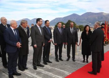 Ambasadorët e akredituar në Tiranë homazhe te Varrezat e Dëshmorëve në përkujtim të 78-vjetorit të çlirimit të Shqipërisë