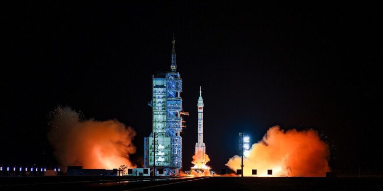 Anija kozmike "Shenzhou-15" u lëshua me sukses