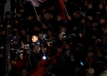 FOTOT/ Tensione në protestë, turma çan kordonin e policisë, qytetarët hedhin bojë të kuqe drejt kryeministrisë
