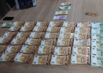 268 mijë euro të fshehura nën tapicerinë e makinës, dy të arrestuar në Preshevë