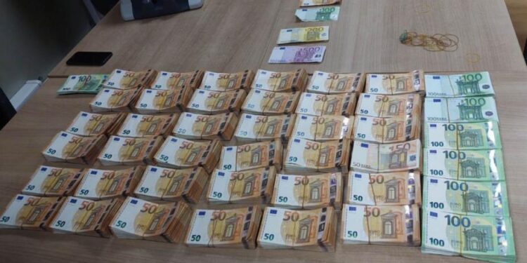 268 mijë euro të fshehura nën tapicerinë e makinës, dy të arrestuar në Preshevë