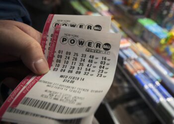Kishte harruar biletën prej muajsh në komodinë, burri zbulon se kishte fituar 50 mijë dollarë $