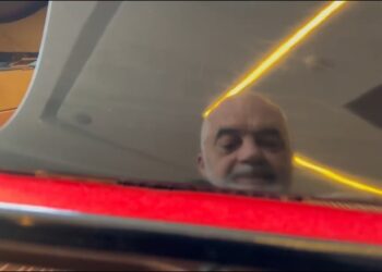 “Mirëmëngjesi nga Korça e bukur”/ Rama nis muajin pranë një pianoje: Nuk ka më mirë se…
