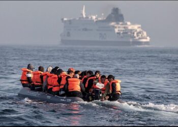 Qindra emigrantë mbërrijnë çdo ditë me gomone, ministri britanik: Të kthehen mbrapsht në një port francez!