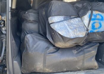 Transportonin 375 kg kanabis me furgon të vjedhur, dy të arrestuar në kufirin greko-shqiptar