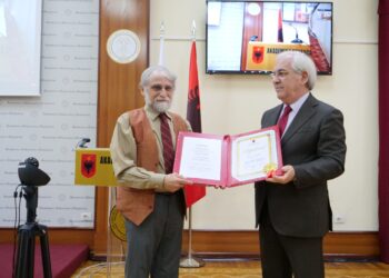 Studiuesi amerikan i pasionuar pas shqipes, bëhet anëtar i Akademisë së Shkencave të Shqipërisë