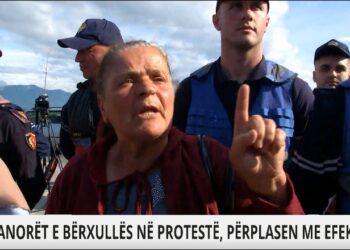 Protesta në Bërxullë, banorja: Do e mbroj shtëpinë time me gjak, nuk lëviz nga rruga!