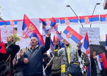 Largimi i Listës Serbe nga institucionet, serbët protestë në Mitrovicë për targat