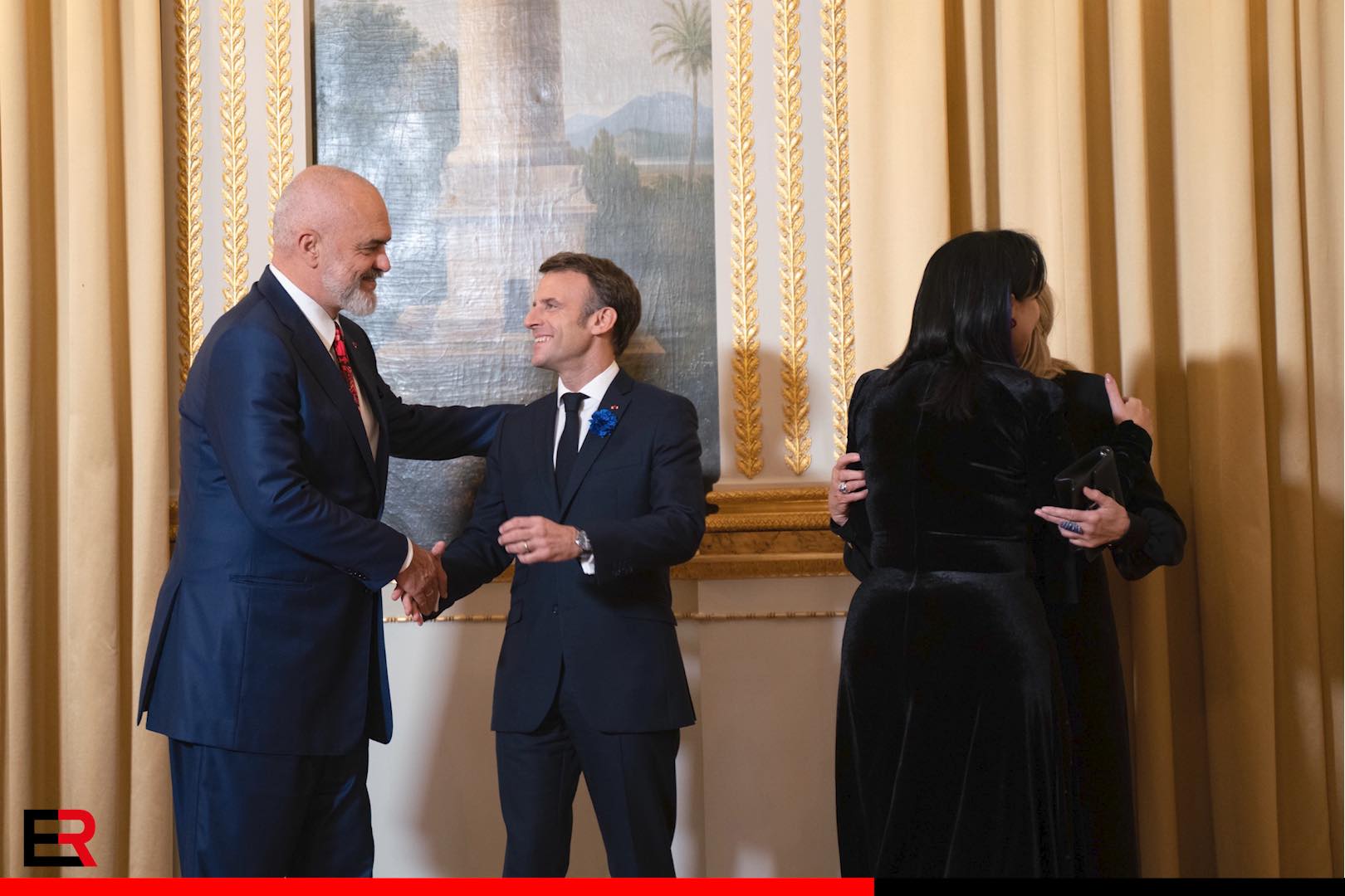 Forumi i Paqes/ Rama publikon fotot nga Parisi, krah më krah me Macron dhe Abazoviç