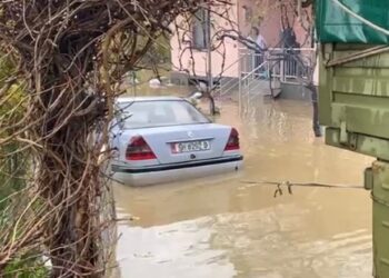 Uji merr makinën në Bogë/ Në mjet dyshohet se janë babë e bir, policia drejt vendngjarjes