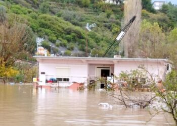 1300 ha tokë e përmbytur në Lezhë, bllokohet rruga që lidh fshatin Blinisht me autostradën