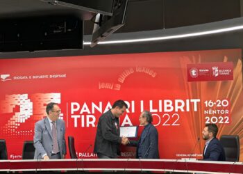 Panairi i Librit 2022/Veliaj i jep çmimin e autorit më të mirë, shkrimtarit Zija Çela: Ndihem mirë që bashkia ishte sponsor kryesor!