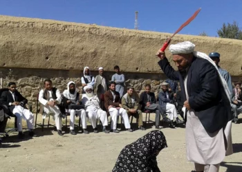 Rrahje publike me kamxhik në Afganistan për tradhti bashkëshortore, mes tyre dhe gra