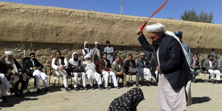 Rrahje publike me kamxhik në Afganistan për tradhti bashkëshortore, mes tyre dhe gra