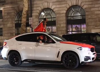 Festa e Flamurit/ Shqiptarët ‘ndezin’ rrugët e Londrës, tubimi i dytë më i madh në Britani me Lamborghini e Mercedesa 120 mijë £