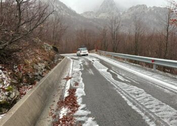 FOTO/ Dëbora e parë për këtë vit fillon në Qafë Thore, temperatura shënon 4 °C