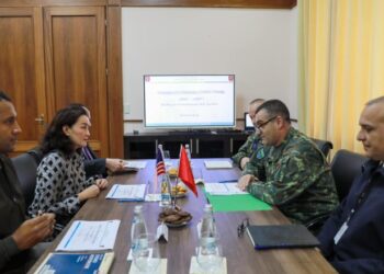 Ambasadorja Kim takon shefin e shtabit të FA: Të forcojmë marrëdhëniet e mbrojtjes SHBA-Shqipëri