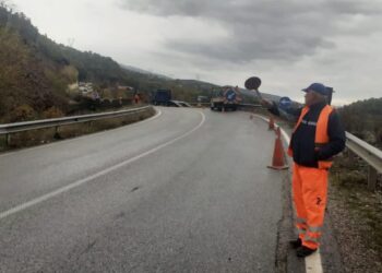 Dëborë në Qafë Thore/ ARRSH informon si paraqitet situata në rrugë, apel shoferëve