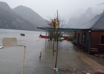 Niveli i Liqeni Komanit pëson rritje të pazakontë, përmbyt biznesin në fshatin Berishë