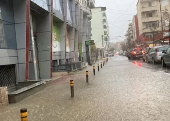 Mot i keq në Durrës, dallgë në det arrijnë mbi tri metra, anijet e peshkimit nuk lejohet të dalin