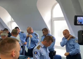 Serbët largohen nga institucionet e Kosovës, policët zhveshin uniformat