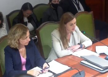 Grida Duma përplaset me Bora Muzhaqin për largimin e të rinjve: Nuk kuptoni rolin tuaj. Ministrja: Komisioni s’kthen përgjigje