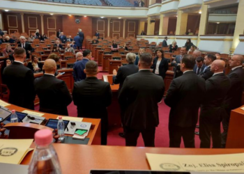 ‘Shesin Shqipërinë për shtëpinë’, Spiropali publikon foton nga Kuvendi: Ja i paudhi dhe qiraxhinjtë e shtëpisë së tij të rrudhur