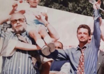 ‘Je i shitur te Berisha’, Erion Braçe publikon foton me Nanon: S’jam politikan që tradhëton nga dera e shtepisë në derë të partisë