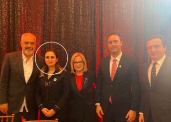 Gruaja në të djathtë të Ramës ka një histori jete të veçantë: 14 vjeçe në luftë, bashkëshorti sot në Hagë