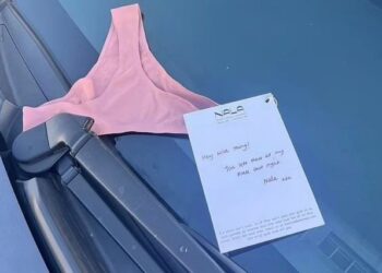 FOTO: Dhjetëra qytetarë gjejnë të brendshme grash dhe pusulla ‘erotike’ mbi makinat e tyre