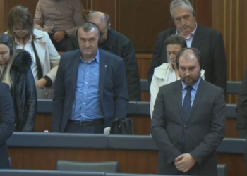 Ndodh e papritura në Parlamentin e Kosovës, “rikthehet” Lista Serbe: I morëm mandatet për t’i ruajtur…