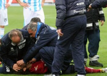 FOTO: Vdes papritur mesfushori 22-vjeçar gjatë stërvitjes, bie në tokë dhe…