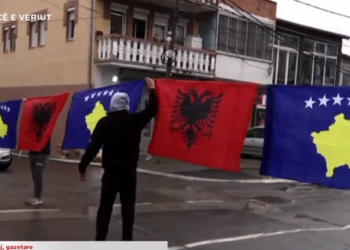 “Jemi këtu”/ Serbët marshim në Mitrovicë, shqiptarët u kundërpërgjigjen me flamuj (FOTO)