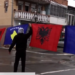 “Jemi këtu”/ Serbët marshim në Mitrovicë, shqiptarët u kundërpërgjigjen me flamuj (FOTO)