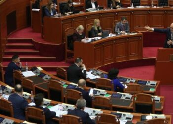 Rama i kujton gafën me ‘cilësinë e diellit’, Xhaferraj: Të ndiqja me pasion, por sot më vjen turp që je kryeministri i vendit