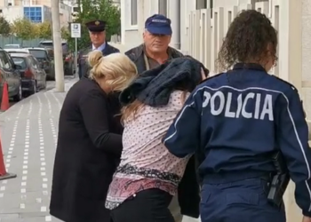 Momenti i mbërritjes në gjykatë/ Kush janë dy rekrutueset e punëtorëve të serës së kanabisit në Berat