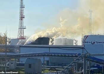 Ukraina bombardon brenda territorit rus, shkatërron depozitat e naftës 300 km nga Moska