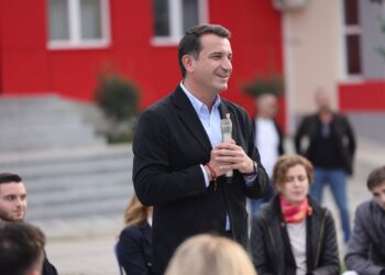 Veliaj bashkëbisedim me të rinjtë e Njësisë 4: Krenar që mbi 20 mijë studentë udhëtojnë me abone falas