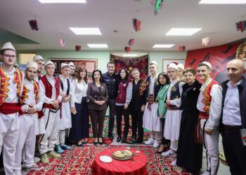 Jubileu i gjimnazit “Ismail Qemali”, Veliaj: Mos bëni gabimet e brezit tonë, që u nda nga politika!”