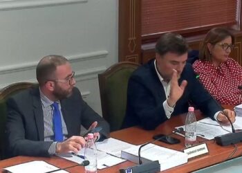 “Mbylle gojën se ndryshe del jashtë. S’na urdhëron ti këtu”/ Plas sherri në Komisionin e Ligjeve, ndërpritet mbledhja