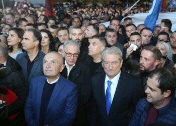 Ishte protestë apo funeral me dy kufoma politike pa arkivol?